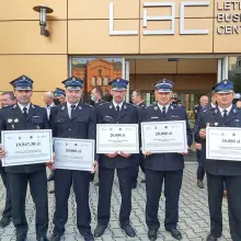 Zobacz zdjęcie: Strażacy na uroczystości wręczenia promes na zakup sprzętu w Legnicy