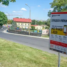 Zobacz zdjęcie: Kolejna stacja w Systemie Bolesławieckiego Roweru Miejskiego „BROM” – ul. Staszica (nieopodal tunelu)