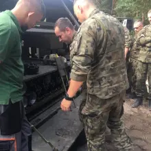 Zobacz zdjęcie: Artylerzyści po pierwszym strzelaniu z samobieżnych haubic Krab