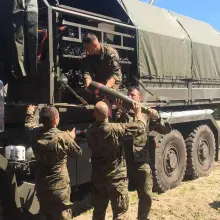 Zobacz zdjęcie: Artylerzyści po pierwszym strzelaniu z samobieżnych haubic Krab