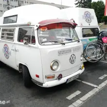 Zobacz zdjęcie: Klasyki na parkingu miasta cermiki