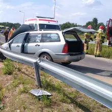Zobacz zdjęcie: Ford uderzył w barierki przy rondzie im. Witosa