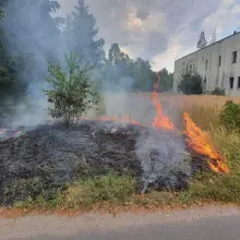 Zobacz zdjęcie: Akcja straży pożarnej przy ul. Strażackiej w Trzebieniu (gmina Bolesławiec, powiat bolesławiecki)