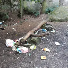 Zobacz zdjęcie: Bałagan przy tzw. skałkach w Łaziskach (gmina Bolesławiec)