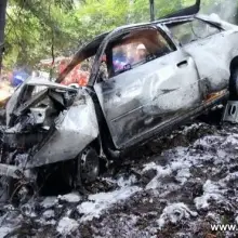 Zobacz zdjęcie: Akcja służb w Jeleniej Górze. Auto wjechało w drzewo i stanęło w ogniu