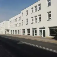 Zobacz zdjęcie: Nowi mieszkańcy budynku przy Lubańskiej w Nowogrodźcu i burmistrz Robert Relich