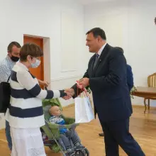 Zobacz zdjęcie: Nowi mieszkańcy budynku przy Lubańskiej w Nowogrodźcu i burmistrz Robert Relich