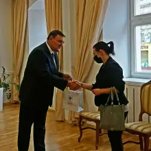 Zobacz zdjęcie: Nowi mieszkańcy budynku przy Lubańskiej w Nowogrodźcu i burmistrz Robert Relich