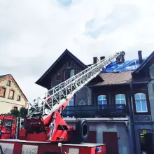 Zobacz zdjęcie: Czerna: strażacy zabezpieczają spalony dach budynku