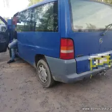 Zobacz zdjęcie: Podejrzany, 42-letni mieszkaniec gminy Warta Bolesławiecka, i odzyskane przed policję pojazdy