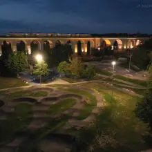 Zobacz zdjęcie: Oświetlony obiekt Wiadukt Plaza w Bolesławcu
