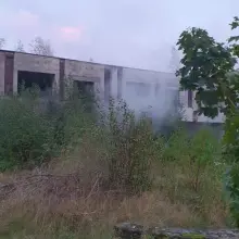 Zobacz zdjęcie: Akcja straży pożarnej przy ul. Świerkowej w Trzebieniu (gmina Bolesławiec, powiat bolesławiecki)