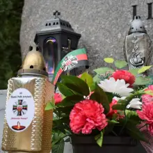 Zobacz zdjęcie: Bolesławieccy artylerzyści porządkują groby zmarłych kolegów, zapalają znicze