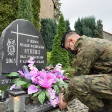 Zobacz zdjęcie: Bolesławieccy artylerzyści porządkują groby zmarłych kolegów, zapalają znicze