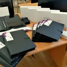 Zobacz zdjęcie: 25 tabletów wraz z usługą dostępu do Internetu dla uczniów i uczennic „Trójki”
