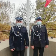 Zobacz zdjęcie: Biało-czerwona flaga na wieży w Nowogrodźcu (powiat bolesławiecki)