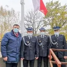 Zobacz zdjęcie: Biało-czerwona flaga na wieży w Nowogrodźcu (powiat bolesławiecki)