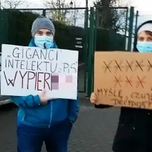 Zobacz zdjęcie: Gromadka protestuje