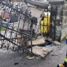 Zobacz zdjęcie: Zderzył się z ogrodzeniem i bramą cmentarza w Warcie Bolesławieckiej