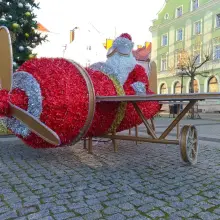 Zobacz zdjęcie: Mikołaj w samolocie na bolesławieckim rynku