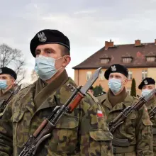 Zobacz zdjęcie: Elewi ślubowali na sztandar 23 Śląskiego Pułku Artylerii w Bolesławcu