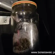 Zobacz zdjęcie: Auto uciekającego i słoik z marihuaną