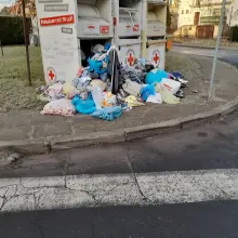 Zobacz zdjęcie: Bałagan wokół kontenerów PCK przy skrzyżowaniu ulicy Leśnej z Matejki