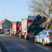 Zobacz zdjęcie: Auto spadło z mostu przy Mostowej w Bolesławcu