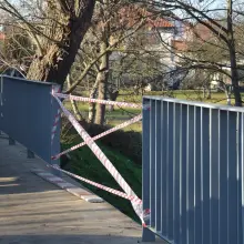 Zobacz zdjęcie: Auto spadło z mostu przy Mostowej w Bolesławcu