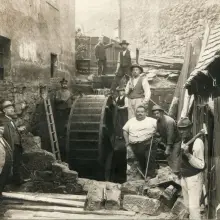 Zobacz zdjęcie: Rozbiórka „Młyna Pieprzowego”, maj 1908 r., depozyt Z. Mireckiego w zbiorach Muzeum Ceramiki
