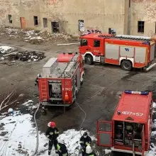 Переглянути фотографію: Рятувальна операція пожежної служби на території колишнього клінкерного заводу в Nowogrodziec (гміна Nowogrodziec, повіт Bolesławiec)