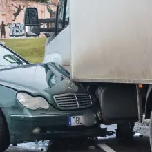 Zobacz zdjęcie: Kolizja dwóch aut koło wiaduktu w Bolesławcu