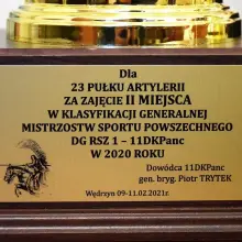 Zobacz zdjęcie: Puchar i żołnierze 23 Śląskiego Pułku Artylerii