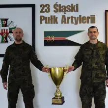 Zobacz zdjęcie: Puchar i żołnierze 23 Śląskiego Pułku Artylerii