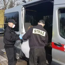 Zobacz zdjęcie: Strażacy pomagają osobie w dotarciu do punktu szczepień
