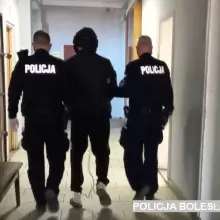 Zobacz zdjęcie: Podejrzany i rozbita szyba