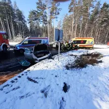 Zobacz zdjęcie: Wypadek na rondzie w Wykrotach