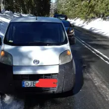 Zobacz zdjęcie: Auto na środku drogi