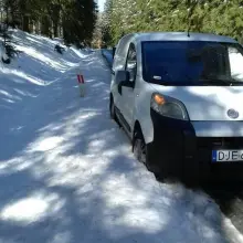 Zobacz zdjęcie: Auto na środku drogi