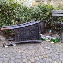 Zobacz zdjęcie: Śmieci pozostawione przez młodzież przy ul. partyzantów