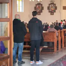 Zobacz zdjęcie: Ludzie w kościele przy ul. Jana Pawła II w Wielki Piątek
