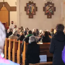Zobacz zdjęcie: Ludzie w kościele przy ul. Jana Pawła II w Wielki Piątek