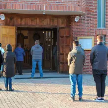 Zobacz zdjęcie: Ludzie w kościele przy ul. Jana Pawła II w Wielki Piątek
