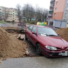 Zobacz zdjęcie: Okopane Renault przy Starzyńskiego