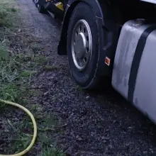 Zobacz zdjęcie: Ciężarówka i kanistry