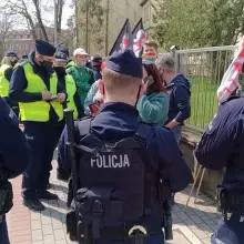Zobacz zdjęcie: Policjanci legitymujący obywateli protestujących podczas wizyty premiera Morawieckiego w Bolesławcu