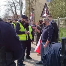 Zobacz zdjęcie: Policjanci legitymujący obywateli protestujących podczas wizyty premiera Morawieckiego w Bolesławcu