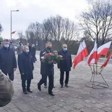Zobacz zdjęcie: Uroczystość z okazji rocznicy zakończenia II wojny światowej przy pomniku w Bolesławcu