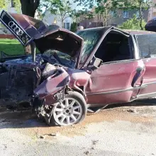 Zobacz zdjęcie: Samochód Audi uderzył w drzewo