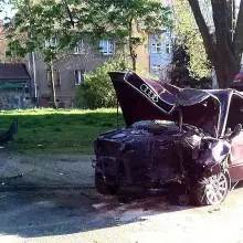 Zobacz zdjęcie: Samochód Audi uderzył w drzewo